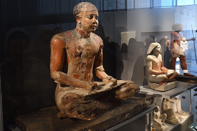 30 MAK_7072.jpg - La meravigliosa statua lignea dello scriba Mitri vissuto intorno al 2400 aC. Gli scriba si occupava dell'amministrazione del paese, ma non solo, avevano un ruolo determinante perché il possesso della cultura equivaleva al potere.